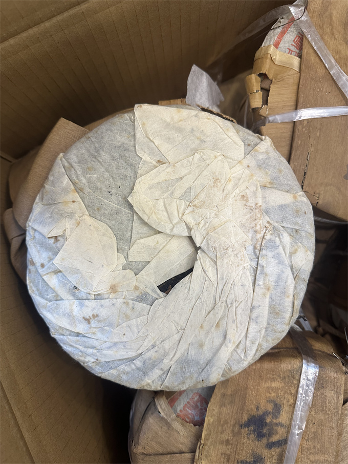 [勐海茶厂]2001年叶柄怀定制的绿太阳 敬业号357g