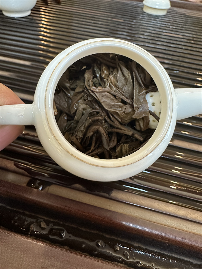 [勐海茶厂]2001年叶柄怀定制的绿太阳 敬业号357g