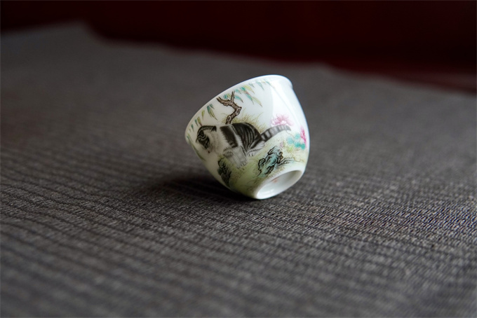 분채 소원춘의 - 묘 粉彩小园春意-猫(55cc)